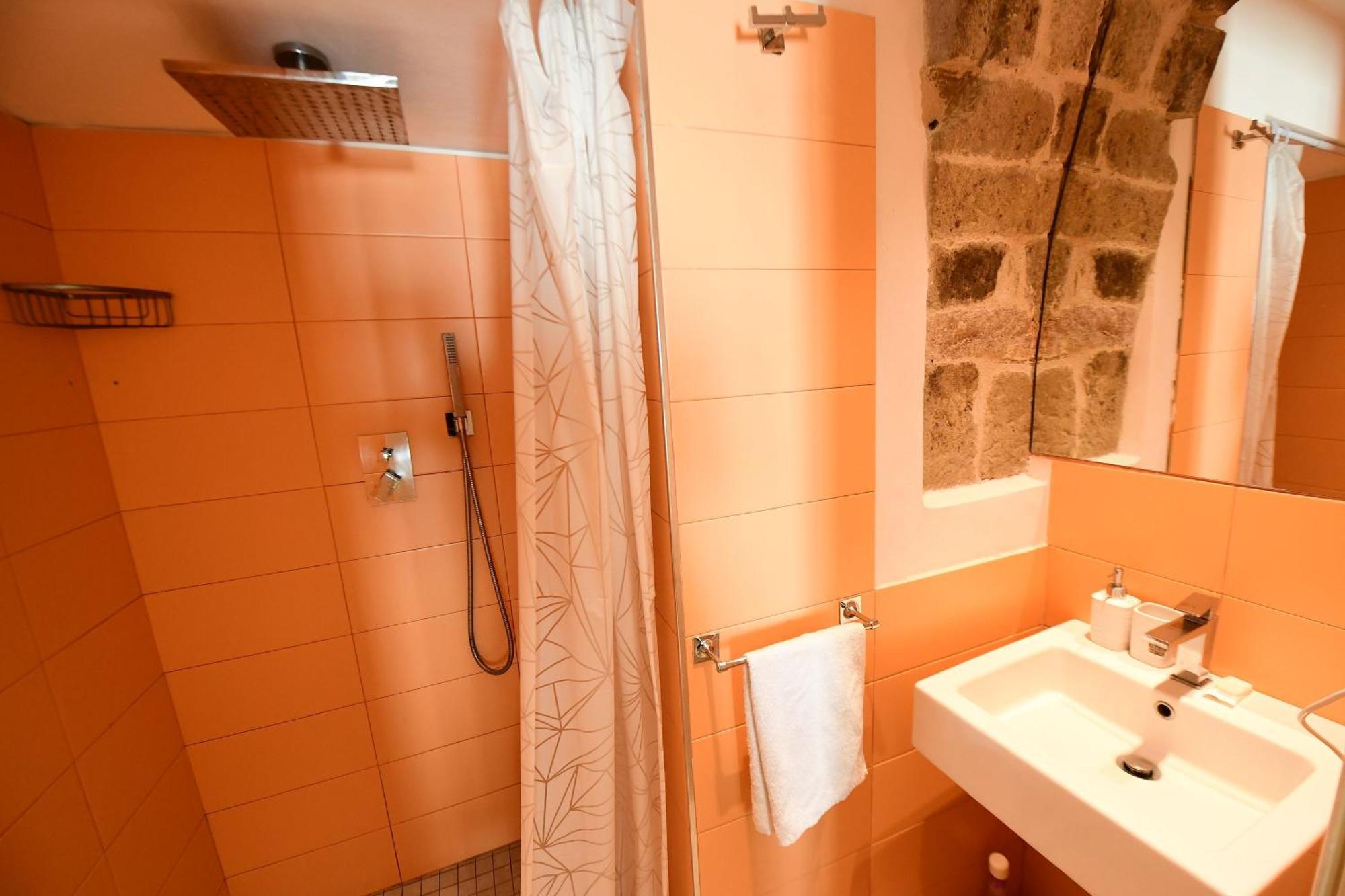 Little Italy Hostel Ex Chiesa S Donato เปรูจา ภายนอก รูปภาพ